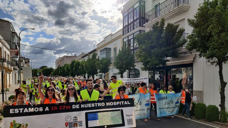 Ms de 350 personas asisten en Valencia de Alcntara a la manifestacin por una sanidad digna en la comarca
